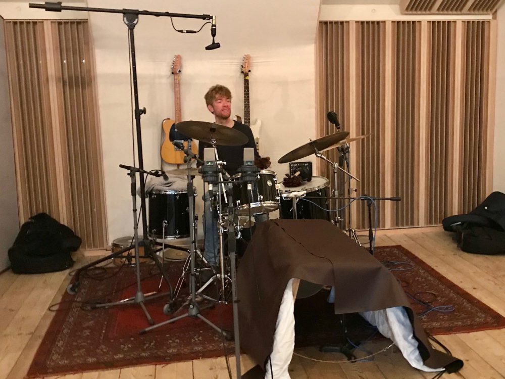 Lars recording drums at Studio peggy51